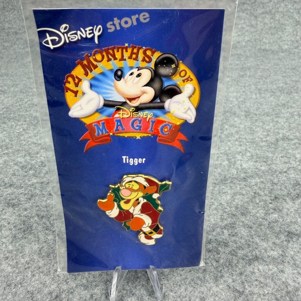 Disney Store 12 Months of Magic Tigger Santa Christmas Pin 2002 NEW